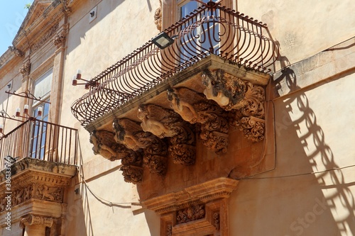 Noto - Particolare di un balcone di Palazzo Nicolaci