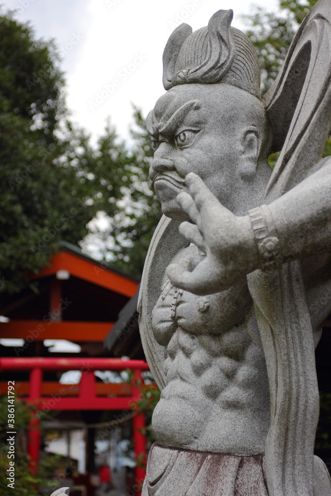 日本のお寺の仁王像　迫力のあるポージング　石仏