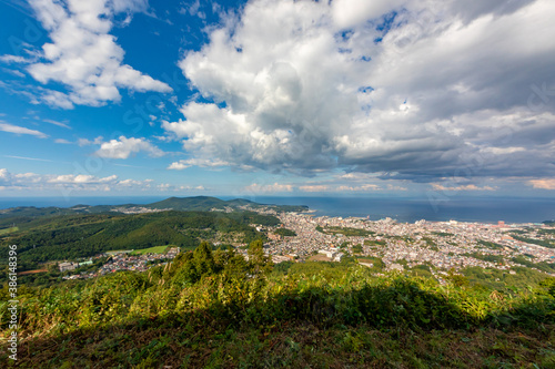 北海道・小樽市にある天狗山の山頂から見た、小樽市街地の街並みと快晴の青空