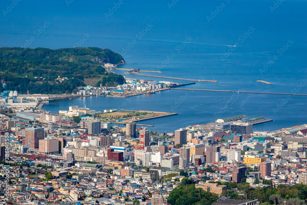 北海道・小樽市にある天狗山の山頂から見た、小樽市街地の街並みと快晴の青空