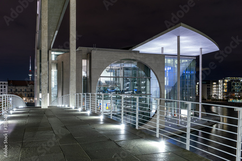 Paul-Löbe-Haus bei Nacht