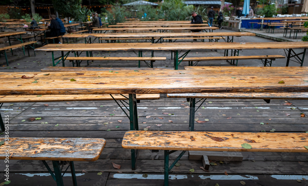 Fototapeta premium leerer Biergarten im Herbst