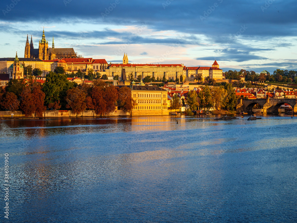 Obraz premium View on Prague Castle and Charles Bridge in the morning light on an autumn morning