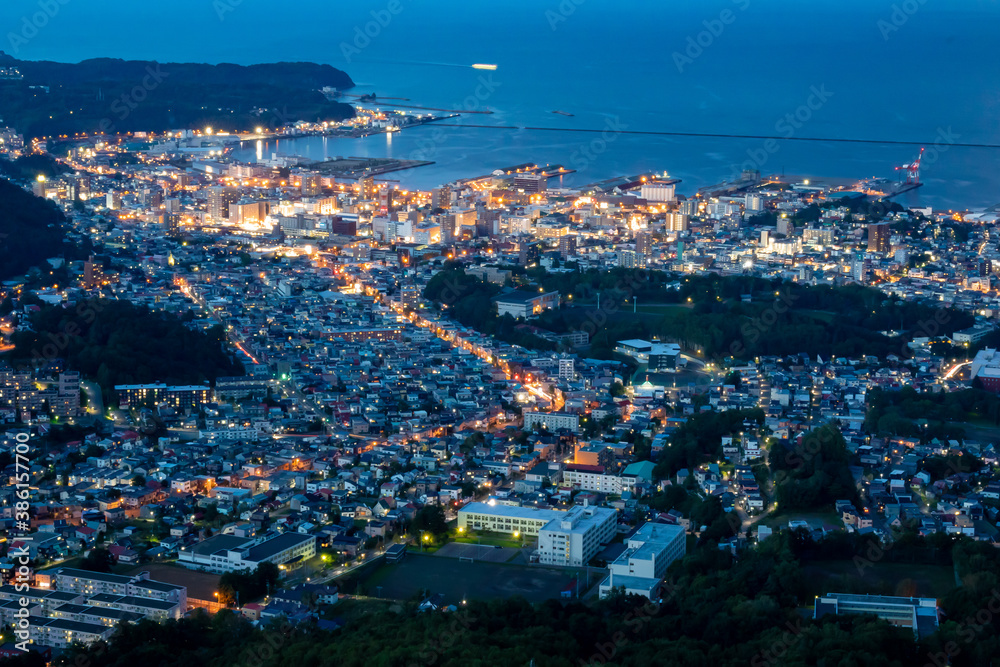 天狗山の展望台から見た、北海道三大夜景と呼ばれる小樽市街の夕焼けから夜に変わる時間の夜景