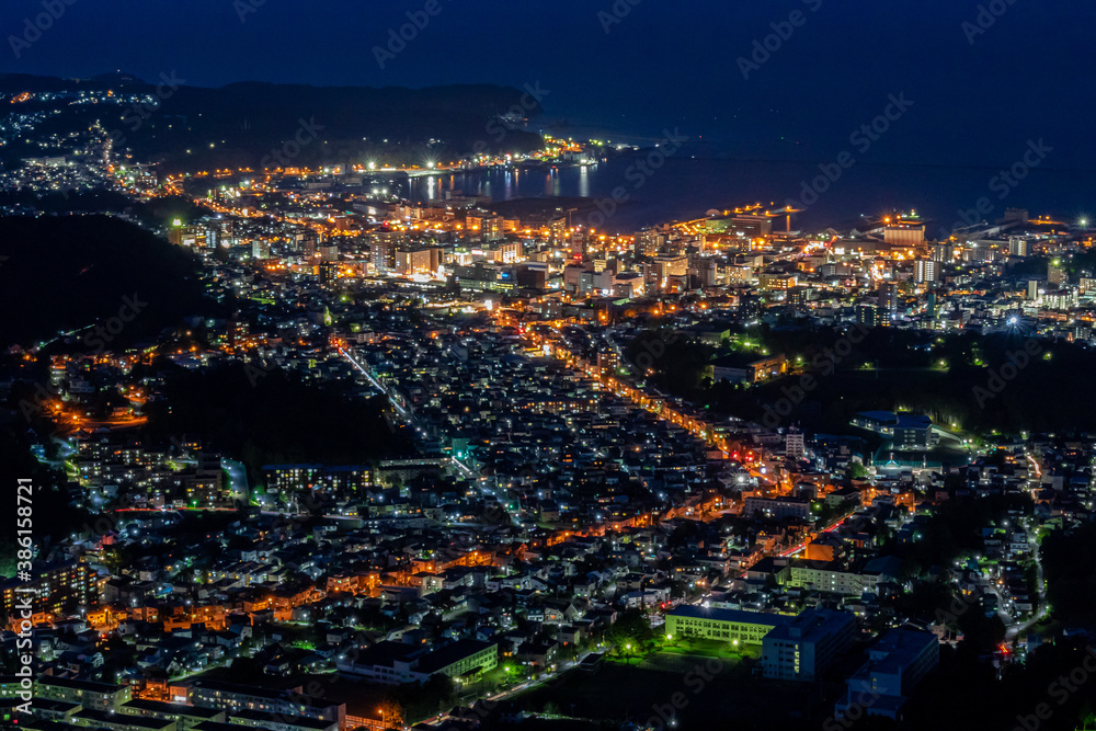 天狗山の展望台から見た、北海道三大夜景と呼ばれる小樽市街の夜景と石狩湾