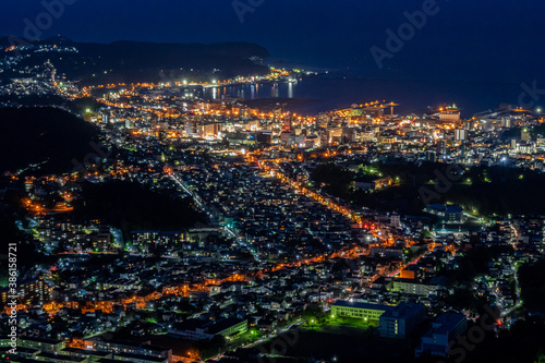 Fototapeta Naklejka Na Ścianę i Meble -  天狗山の展望台から見た、北海道三大夜景と呼ばれる小樽市街の夜景と石狩湾