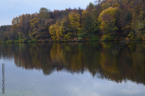 Fototapeta Naklejka Na Ścianę i Meble -  The quiet river in the autumn Park