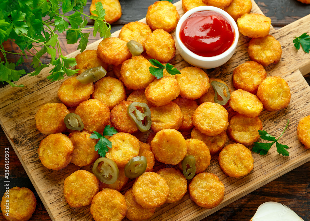 Mini hash browns, tater tots crispy golden potato bites served with jalapeno peppers dipped in ketchup Mini hash browns, tater tots crispy golden potato bites served with jalapeno peppers dipped in ketchup