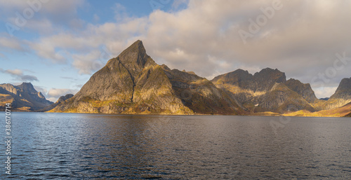 Widok na wyspie Moskenoya, należącej do archipelagu Lofoty w Norwegii