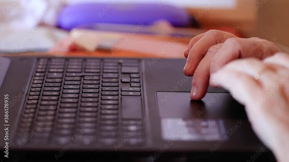 Trabalhando em home office no notebook