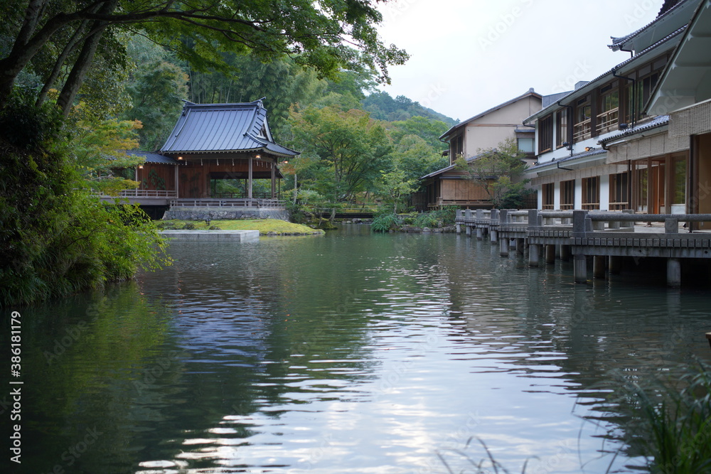 和風建物と池