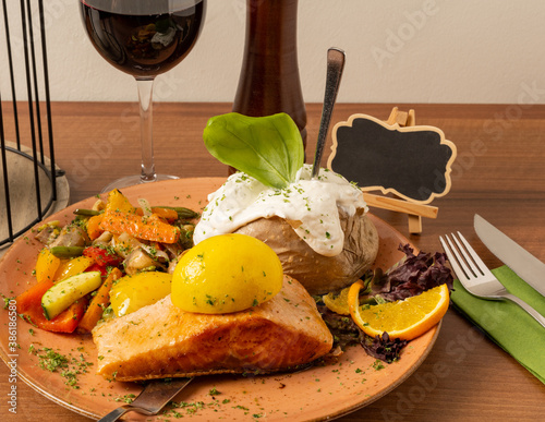 Norwegisches Lachsfilet dazu Pfannengemüse, Reis und Baked Potato photo