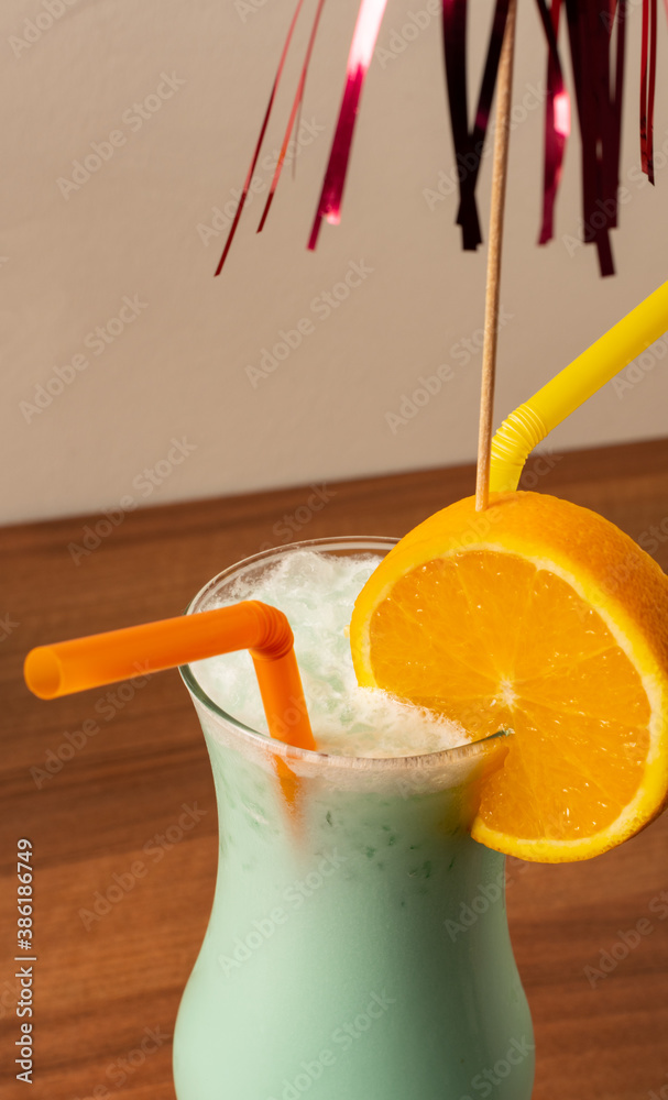 Swimming Pool Cocktail mit Vodka, Bacardi, Blue Curacao, Kokosnuss und