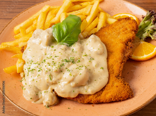 Fototapeta Naklejka Na Ścianę i Meble -  Champignonschnitzel, Putenschnitzel mit Champignonrahmsauce dazu Pommes frites