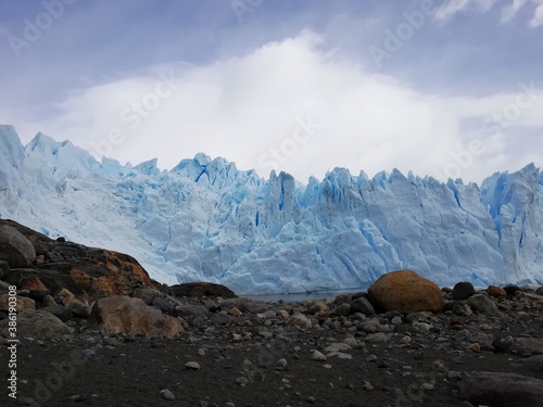 Der Perito Moreno Gletscher., liegt in Argentinien und erstreck sich bis zum Horizont. Eine Traumhaftes Bild für das Wohnzimmer oder auf Webseiten.