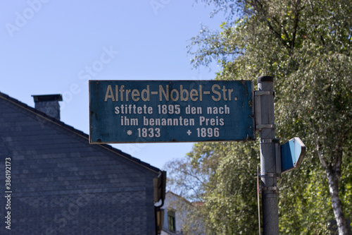 Straßenschild zu dem schwedischen Chemiker und Erfinder Alfred Bernhard Nobel. Er war Stifter und Namensgeber des Nobelpreises. Nobel lebte von 1833 bis 1896. photo