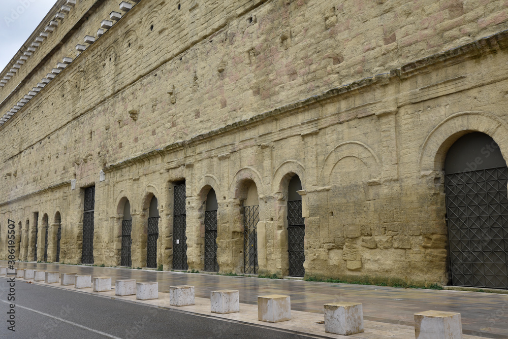 Murs du théâtre antique d'Orange, France