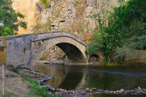 Le vieux pont en pierres de Pierre-Perthuis (89450) sur la Cure, l'Yonne en Bourgogne-Franche-Comté, France