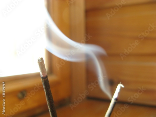 Fotografie incense incense sticks smoke smoldering smoke bends wood background creation rel