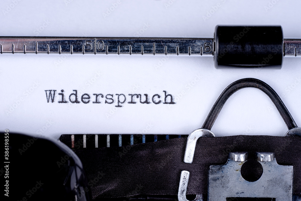 Widerspruch, geschrieben auf einer alten Schreibmaschine Widerspruch, geschrieben auf einer alten Schreibmaschine