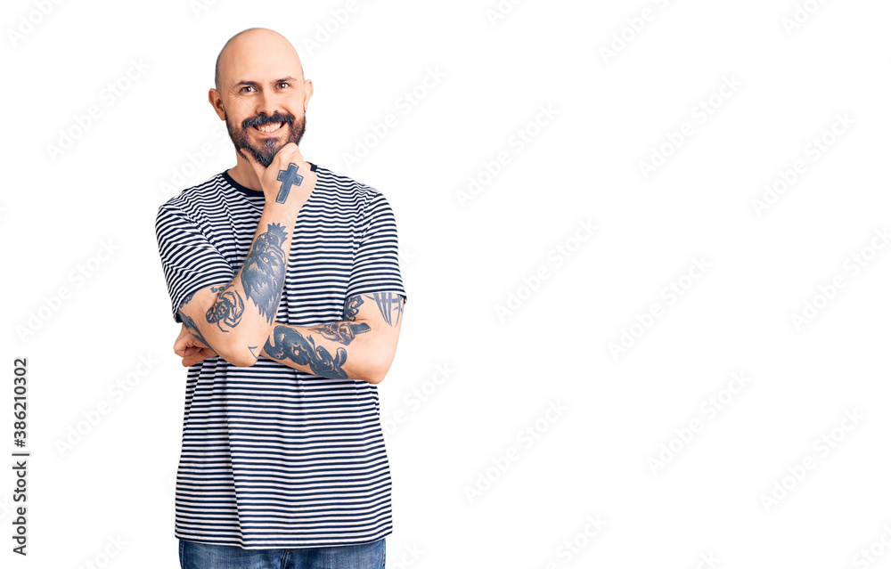 Φωτογραφία Young handsome man wearing casual clothes looking confident at the camera smiling with crossed arms and hand raised on chin