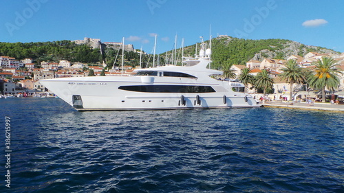 yachts in the bay © LianeDeMarchi