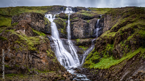 Langzeitbelichtung des Rj  kandi Wasserfalls in Island an einem regnerischen Tag