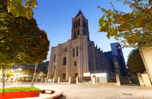 Canvastavla The Basilica of Saint-Denis is the symbol for a 1000 years of the French royal family ties with Christianity