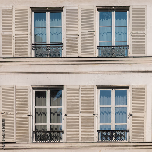 Paris, typical facade, geometry of the windows © Pascale Gueret