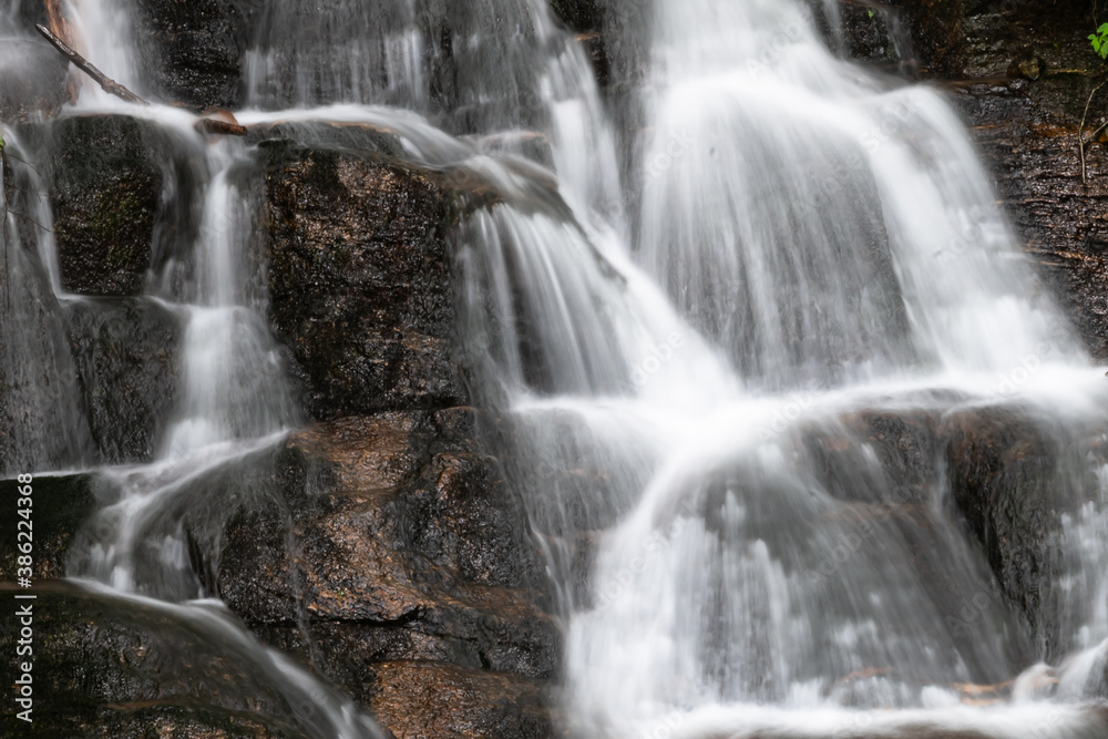 Fototapeta premium Refreshing Woodfin Cascade Along the Blue Ridge Parkway
