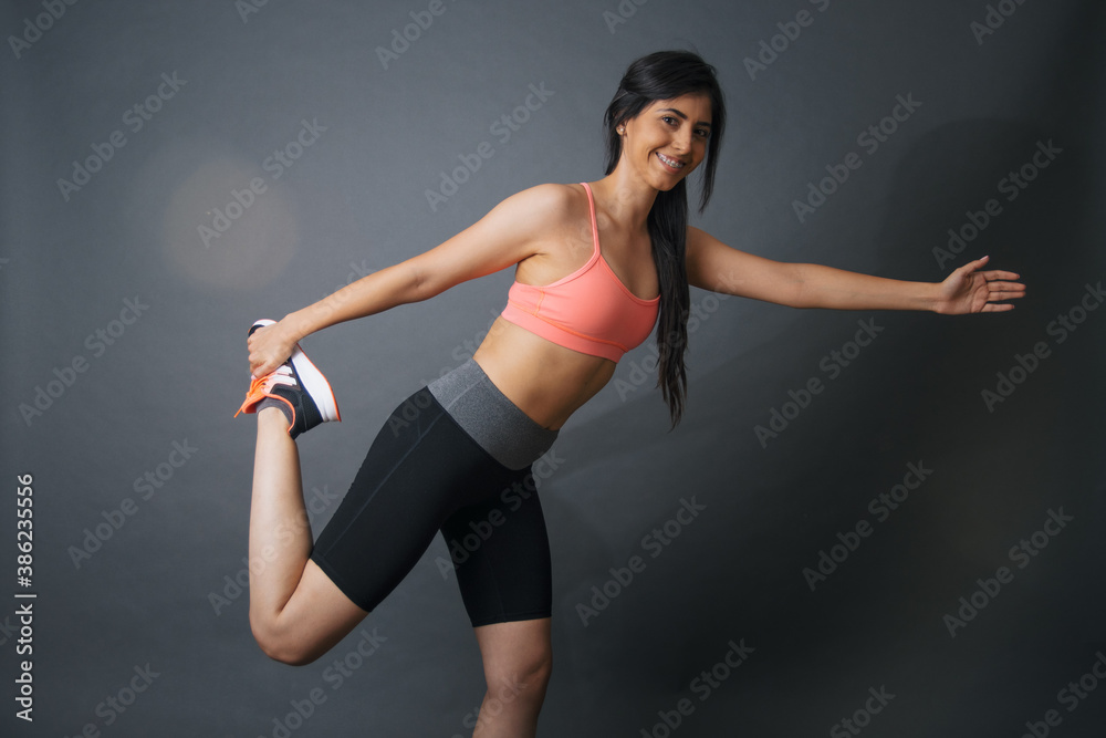 Retrato de joven mujer mexicana haciendo estiramiento ejercicio Retrato de joven mujer mexicana haciendo estiramiento ejercicio
