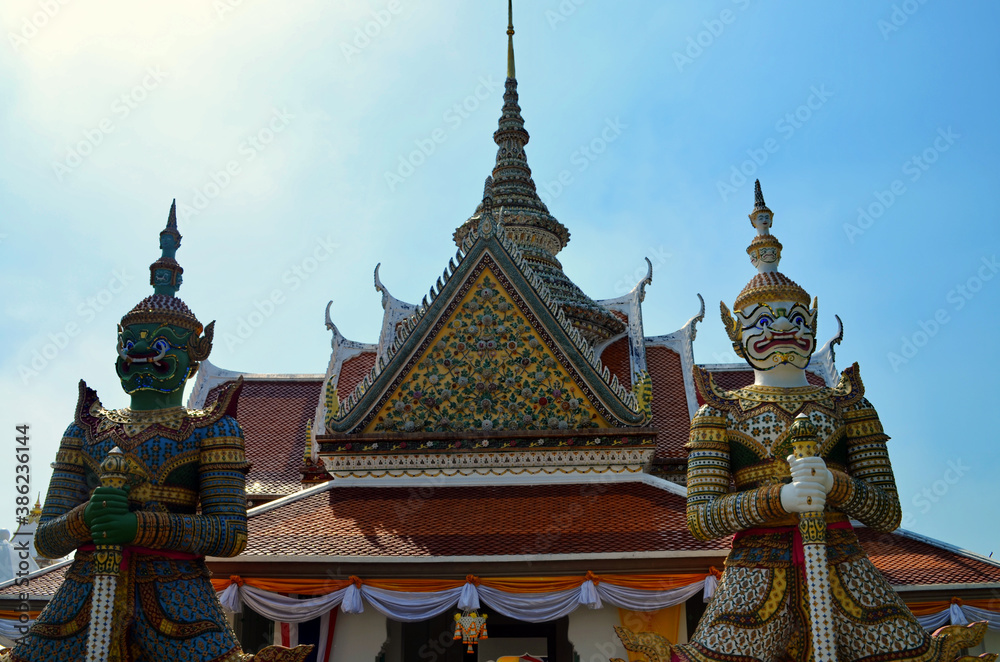 Fototapeta premium Bangkok, Thailand - Wat Arun Guard Statues