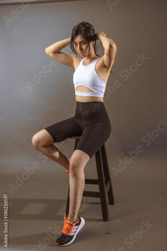 Retrato de joven mujer mexicana haciendo ejercicio 