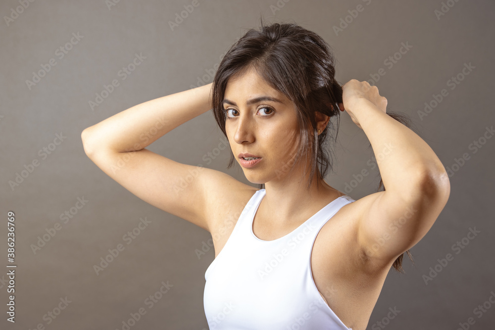 Retrato primer plano de joven mujer mexicana haciendo ejercicio Retrato primer plano de joven mujer mexicana haciendo ejercicio
