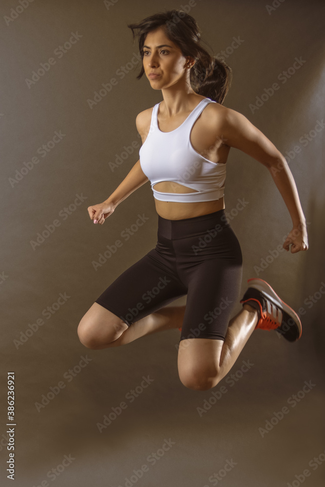 Retrato de joven mujer mexicana haciendo ejercicio Retrato de joven mujer mexicana haciendo ejercicio