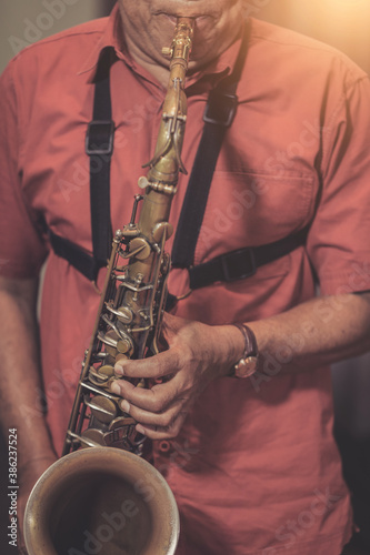 Canvas Print jazz musician playing the saxophone