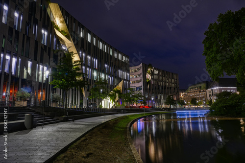 Wassergraben und moderne Gebäude in Düsseldorf bei Nacht