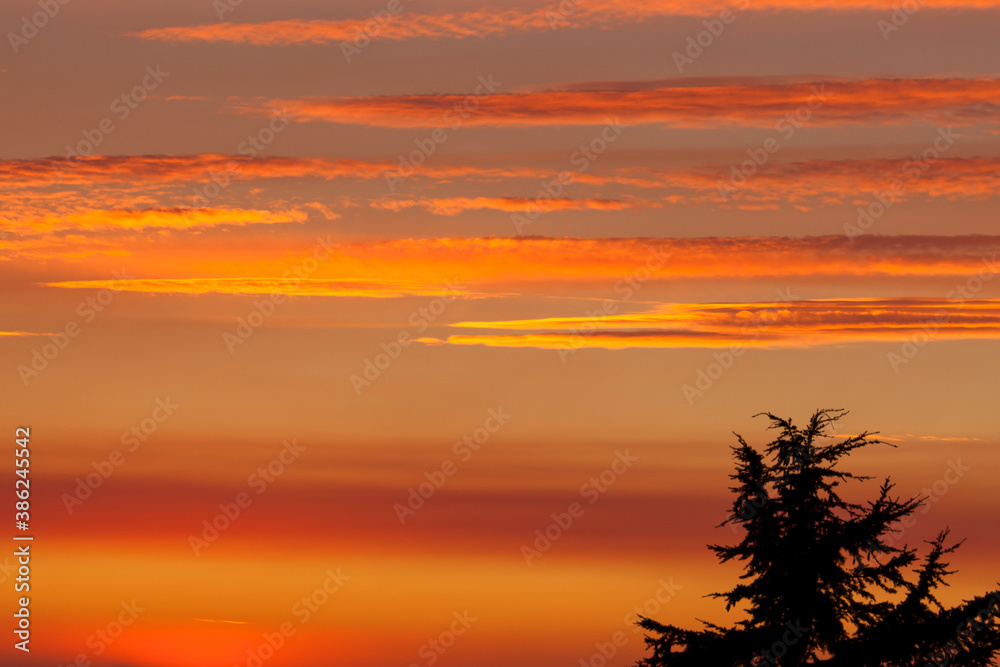 Fototapeta premium Sunset Sky over the High Cascade Mountains