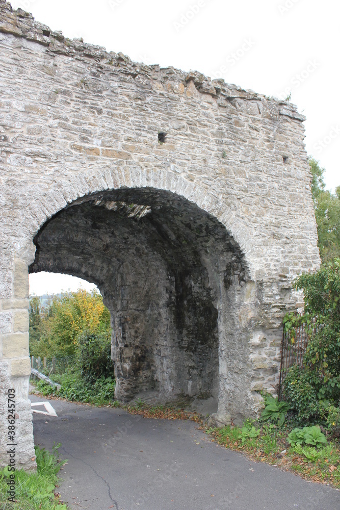 WINCHELSEA, EAST SUSSEX, UK - JULY 12th 2020 : The Landgate entrance arch to Winchelsea in East Sussex, dating from 1300 part of old town wall, Winchelsea, East Sussex, UK