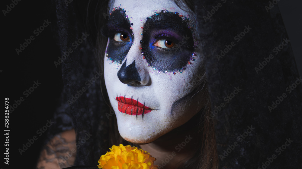 Retrato de mujer mexicana en disfraz de catrina para dia de muertos tradicional mexicano calaverita de azucar