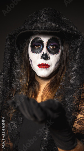 Fototapeta Naklejka Na Ścianę i Meble -  Retrato de mujer mexicana en disfraz de catrina para dia de muertos tradicional mexicano calaverita de azucar