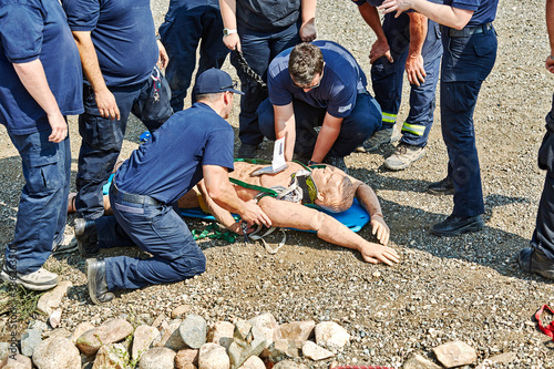 Obraz na płótnie Paramedic Training Class Students practicing with a dummy