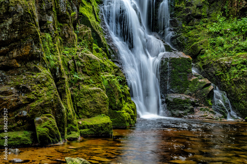 piękny górski wodospad, siła i piękno natury woda kamienie i zieleń © Piotr