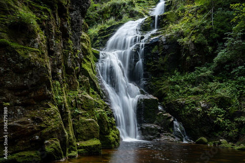 Fototapeta Naklejka Na Ścianę i Meble -  piękny górski wodospad, siła i piękno natury woda kamienie i zieleń