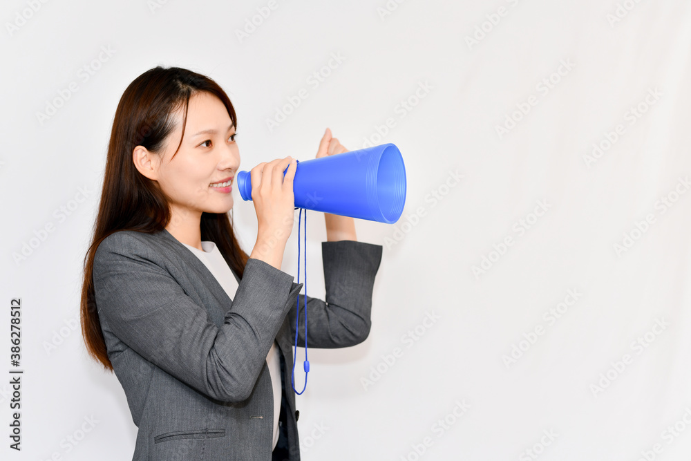メガホンを使って応援する女性 メガホンを使って応援する女性