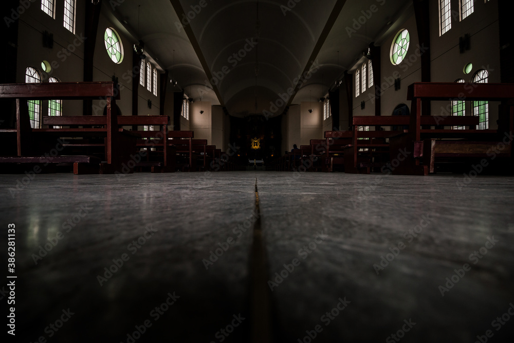 Vista interior del pasillo de una iglesia católica