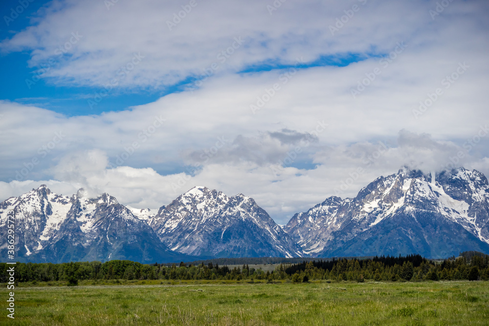 Obraz premium An overlooking view of Grand Tetons NP, Wyoming
