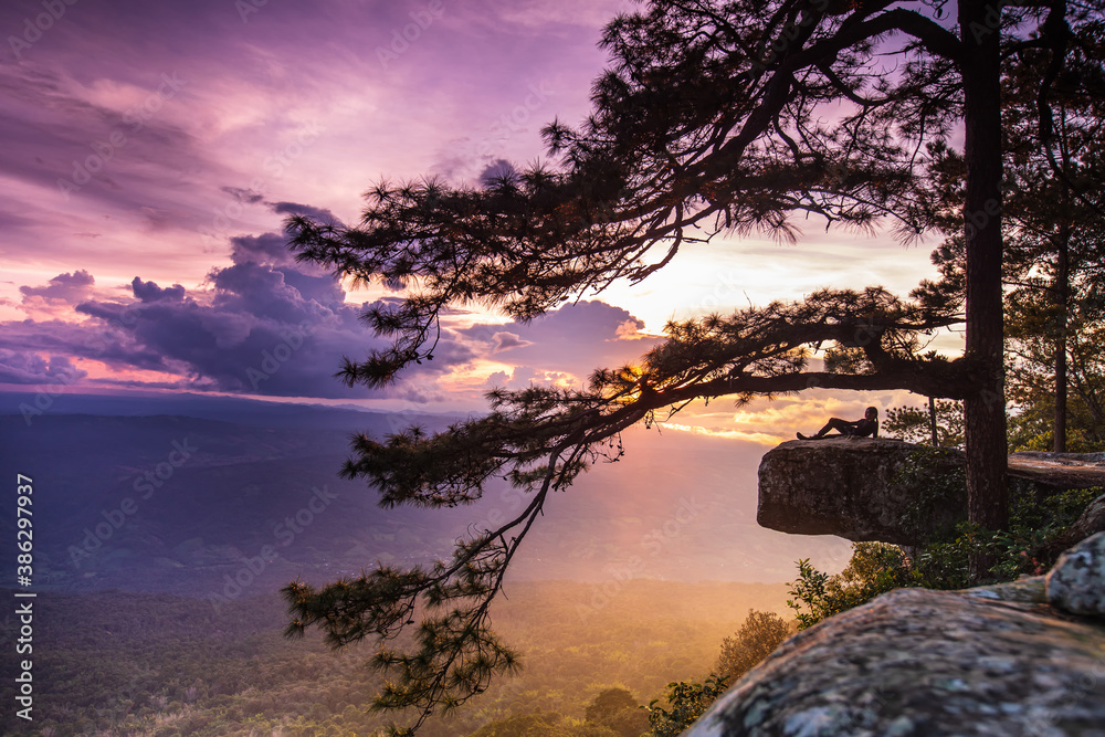 Obraz premium Beautiful sunset on the high mountain in Phu-kra-dueng national park, Loei province, Thailand.