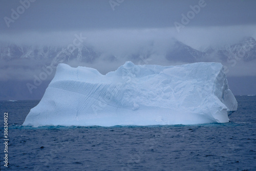 北極の氷山