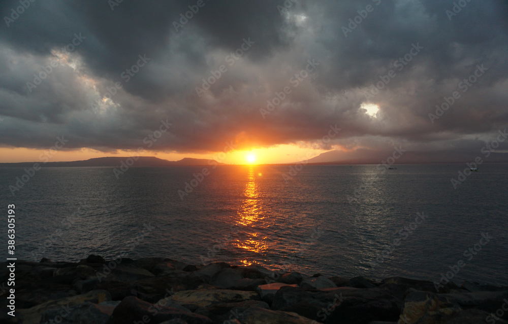 Obraz premium Beautiful sunrise at Boom beach Banyuwangi East Java Indonesia